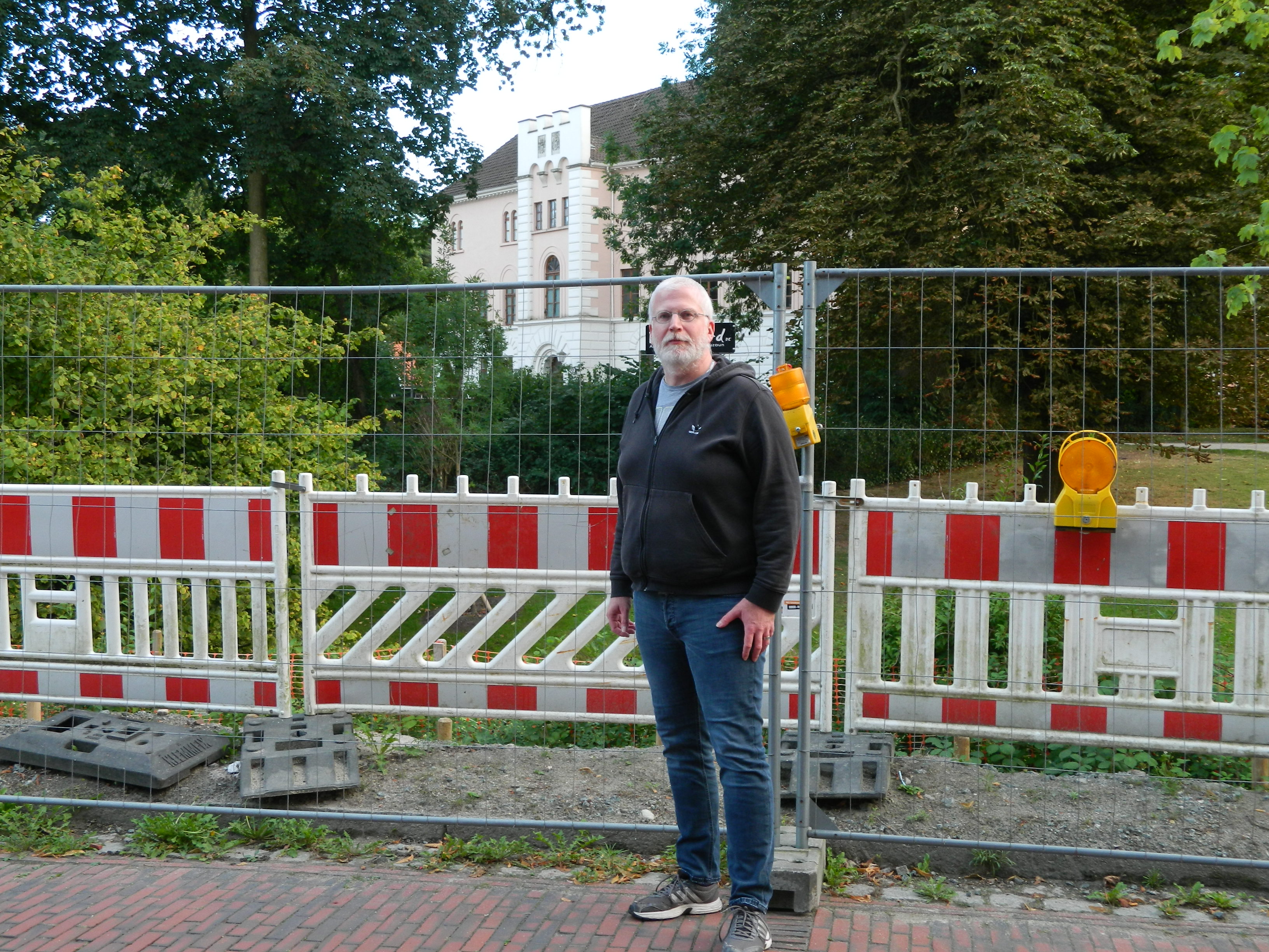 Dr. Matthias Bollmeyer zeigt die Stelle am eingest�rzten Teil der Schlossmauer gegen�ber vom Amtsgericht in Jever, die neu gegr�ndet werden muss.